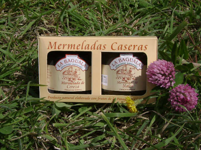 Set de mermeladas caseras La Baguala (cereza y nalca) sobre el pasto, junto a flores silvestres
